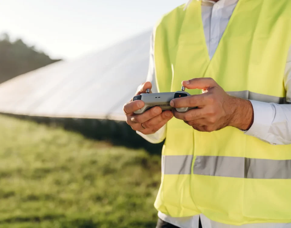 Operátor ovláda čistiaci dron pri fotovoltickej elektrárni