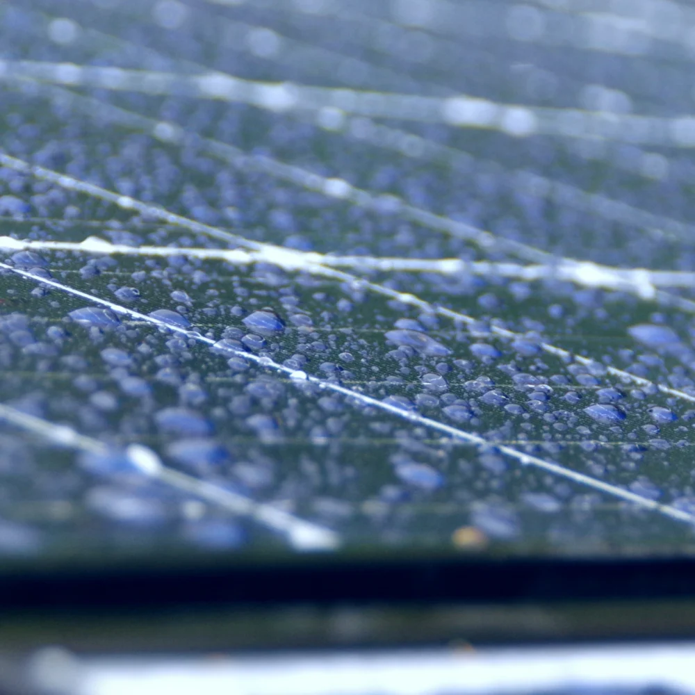 Nano impregnácia solárneho panela – kvapky vody na hydrofóbnom povrchu