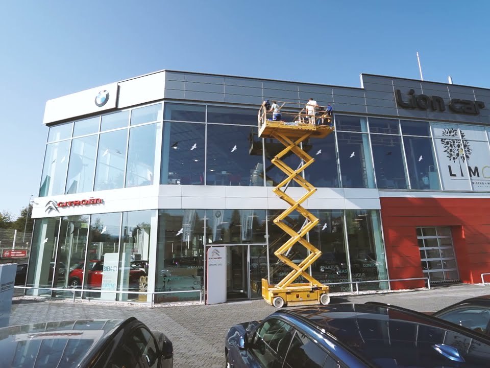 Umývanie presklenej fasády autosalónu Lion Car z nožnicovej plošiny, referencia MK-Clean