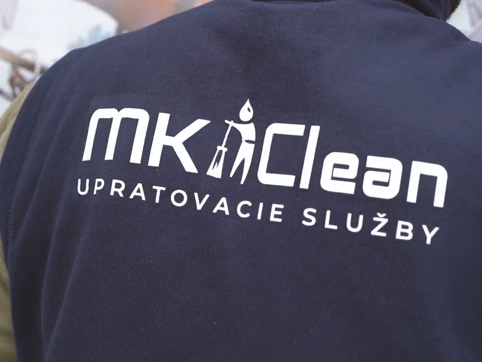Pracovník MK-Clean v bunde s logom počas upratovania na Longines Global Champions Tour 2021 v X-Bionic Sphere