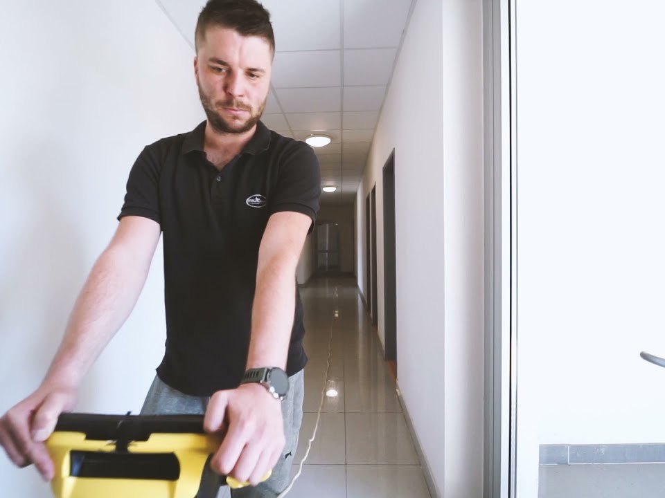 Pracovník MK-Clean pri strojovom čistení podlahy, referencia MK-Clean